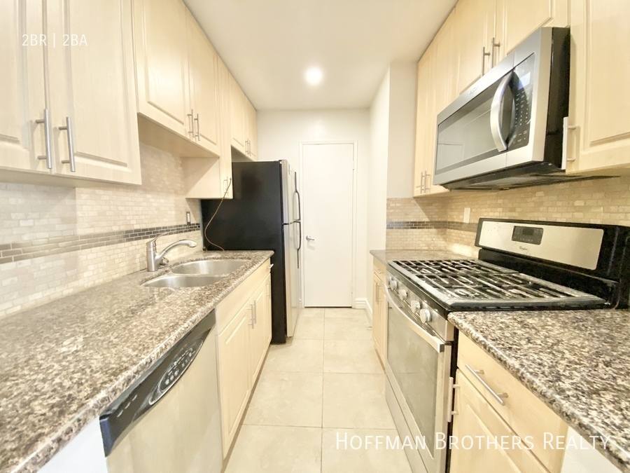 Apartment for rent at 8569 Burton Way #101, Los Angeles, CA 90048