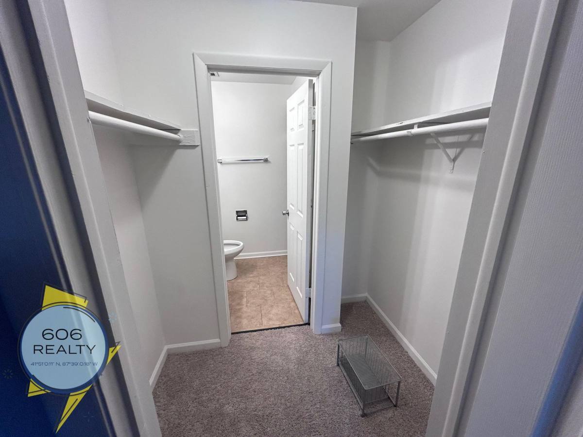 Apartment for rent at 110 N Kenilworth Ave, Oak Park, IL 60301