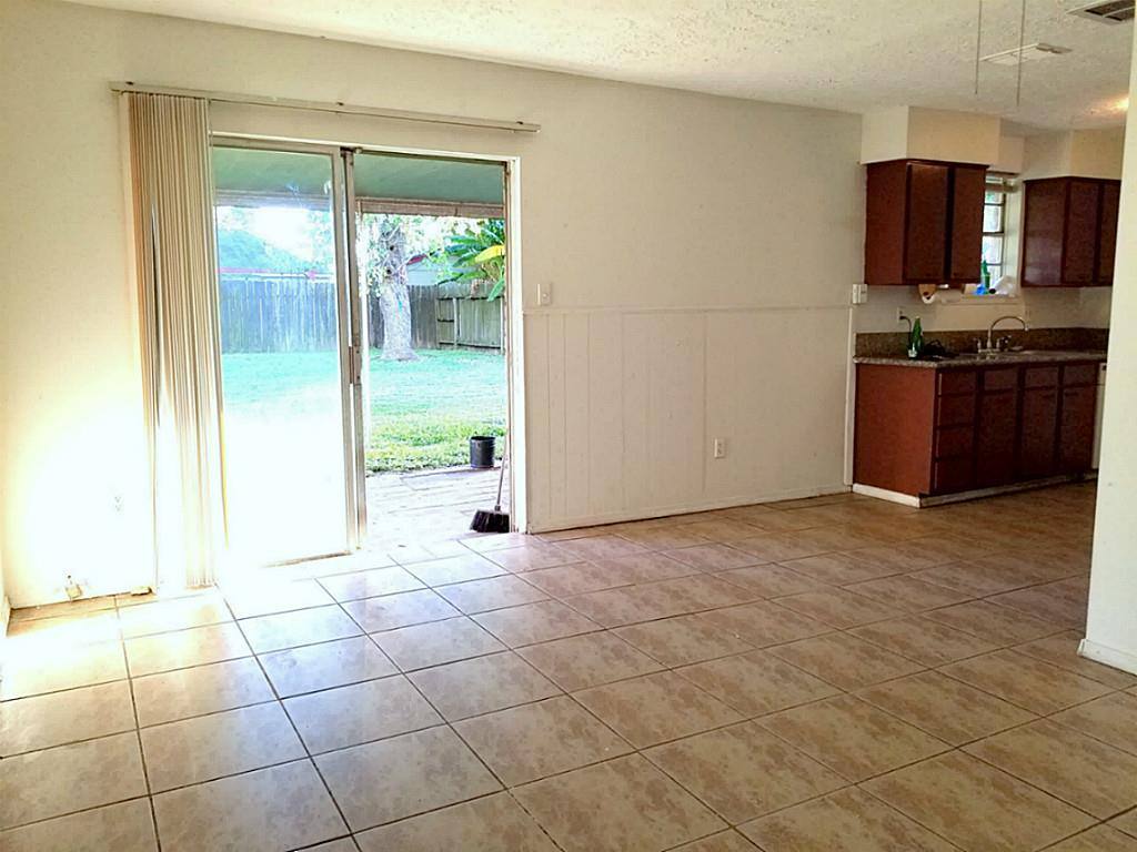 Apartment for rent at 11523 Glenwolde Dr, Houston, TX 77099