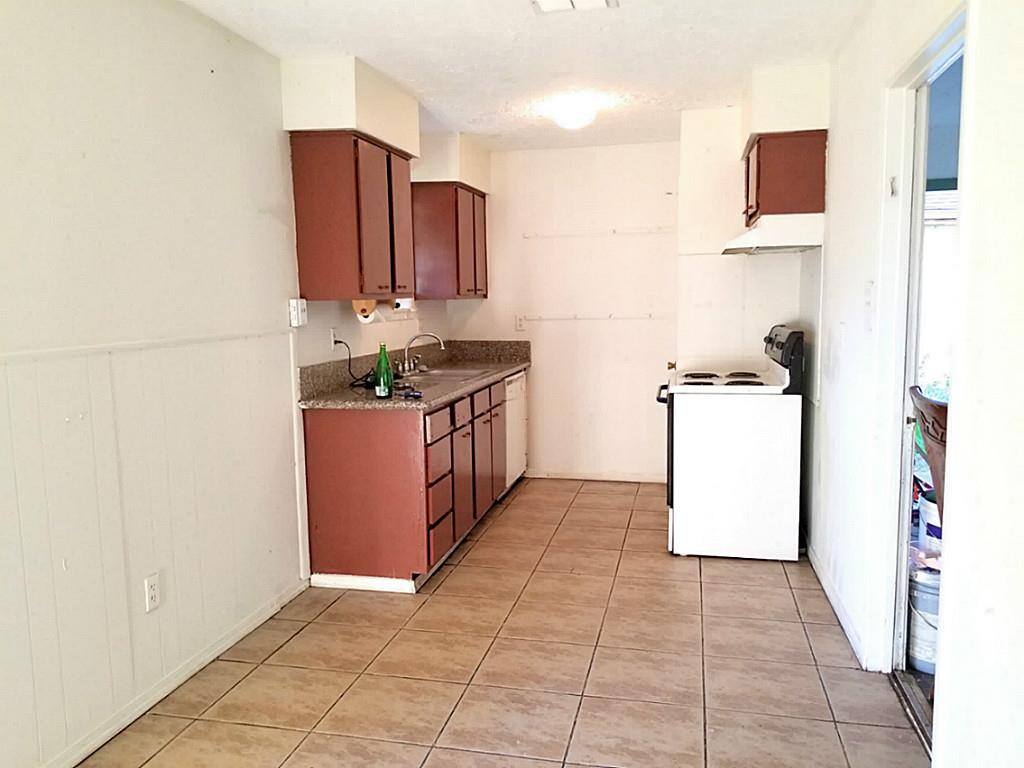 Apartment for rent at 11523 Glenwolde Dr, Houston, TX 77099