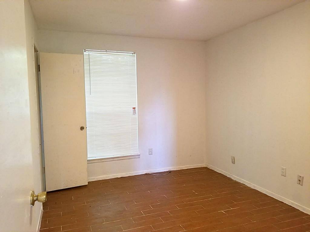 Apartment for rent at 11523 Glenwolde Dr, Houston, TX 77099