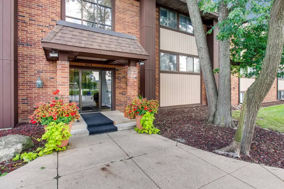 Apartment for rent at 1330 E Chicago Ave, Naperville, IL 60540