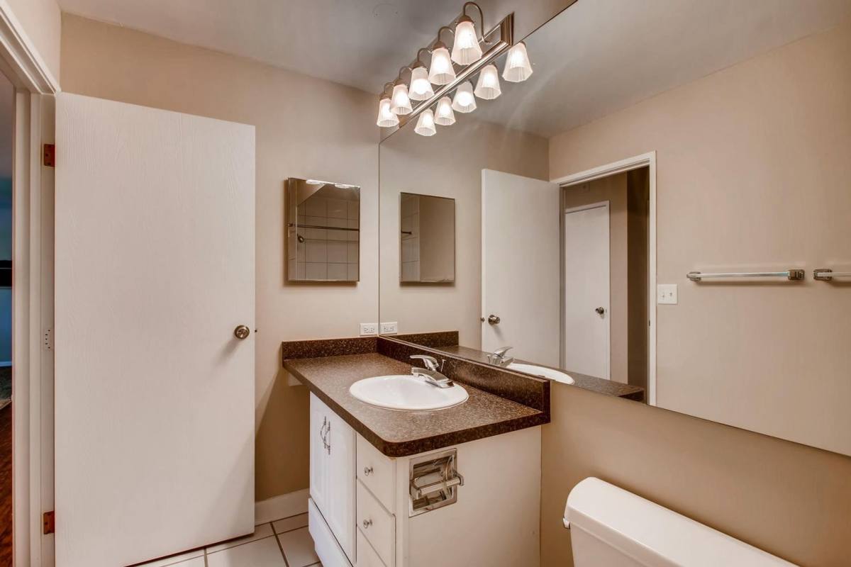 Apartment for rent at 1330 E Chicago Ave, Naperville, IL 60540