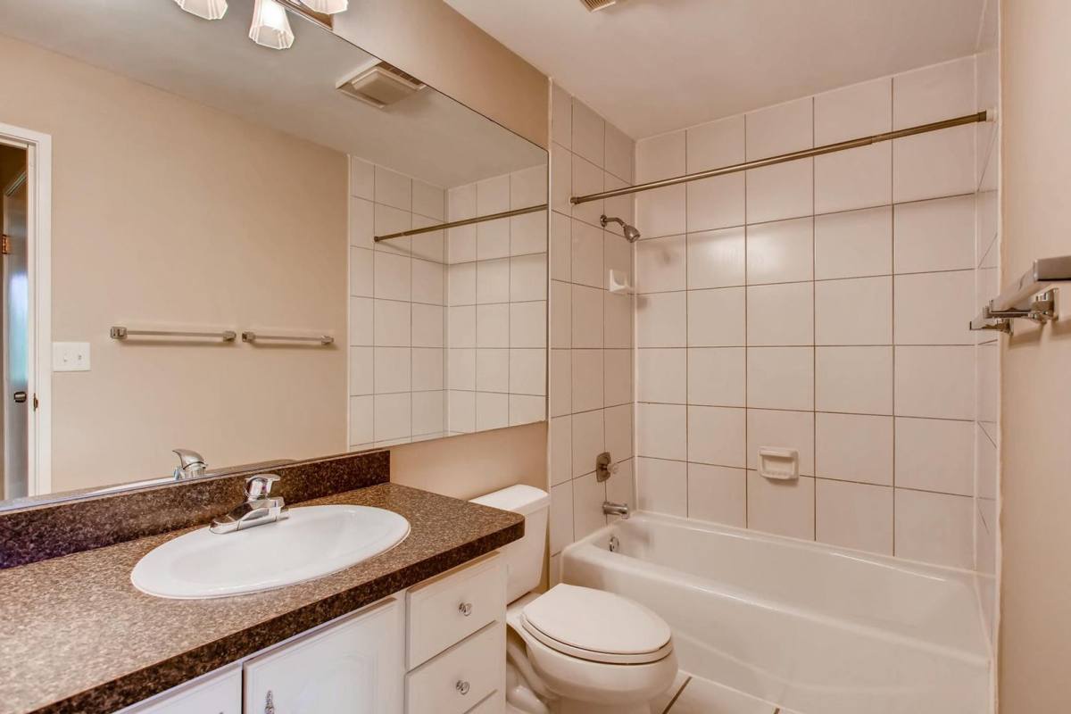 Apartment for rent at 1330 E Chicago Ave, Naperville, IL 60540