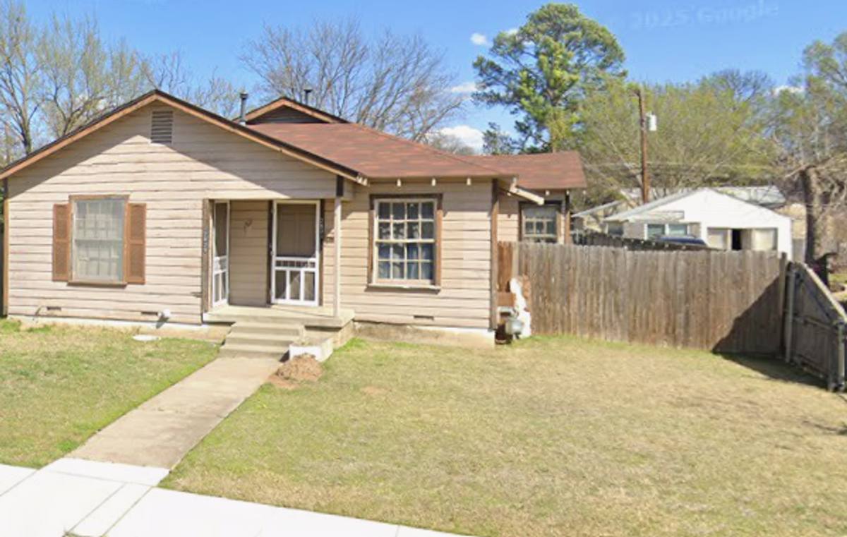 Apartment for rent at 2829-2831 Handley Dr, Fort Worth, TX 76112