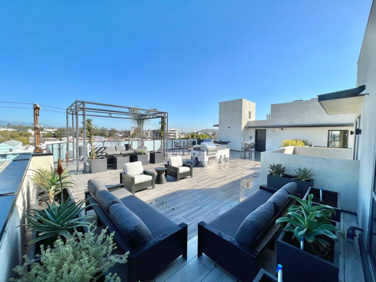Apartment for rent at 3355 Overland Ave, Los Angeles, CA 90034