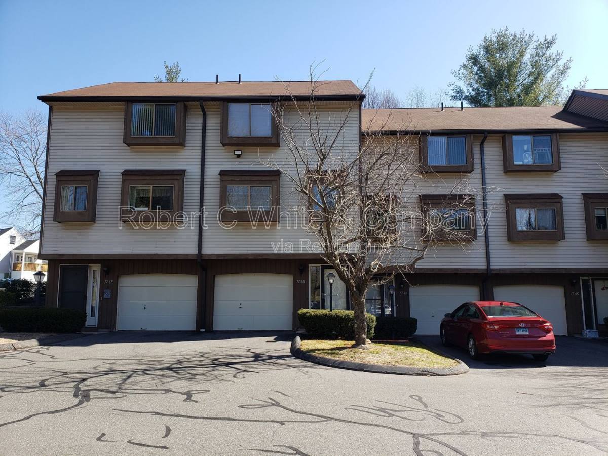 Townhouse for rent at 176 Oakland St E, Manchester, CT 06042