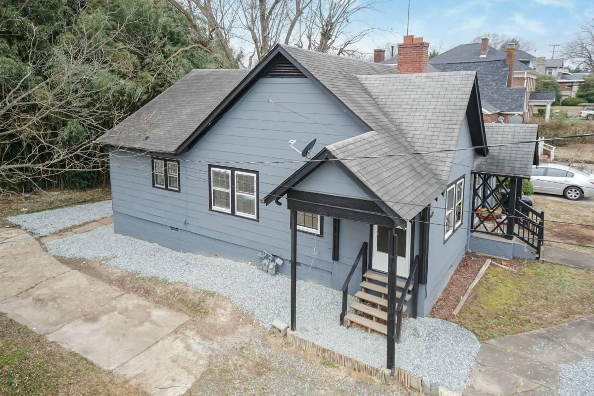 Apartment for rent at 607-609 N Main St, Burlington, NC 27217