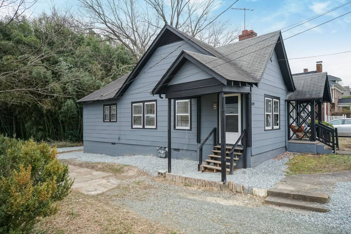 Apartment for rent at 607-609 N Main St, Burlington, NC 27217