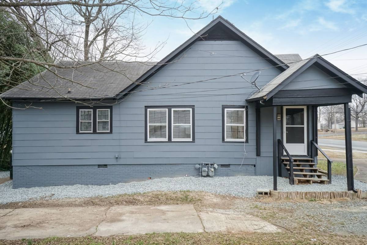 Apartment for rent at 607-609 N Main St, Burlington, NC 27217