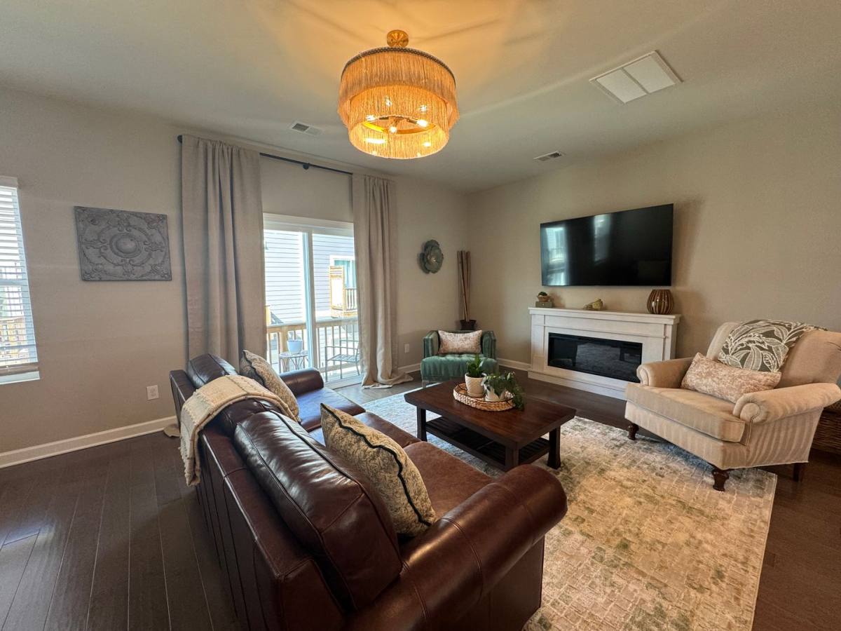 Townhouse for rent at 3738 Memorial Parkway, Charlotte, NC 28217