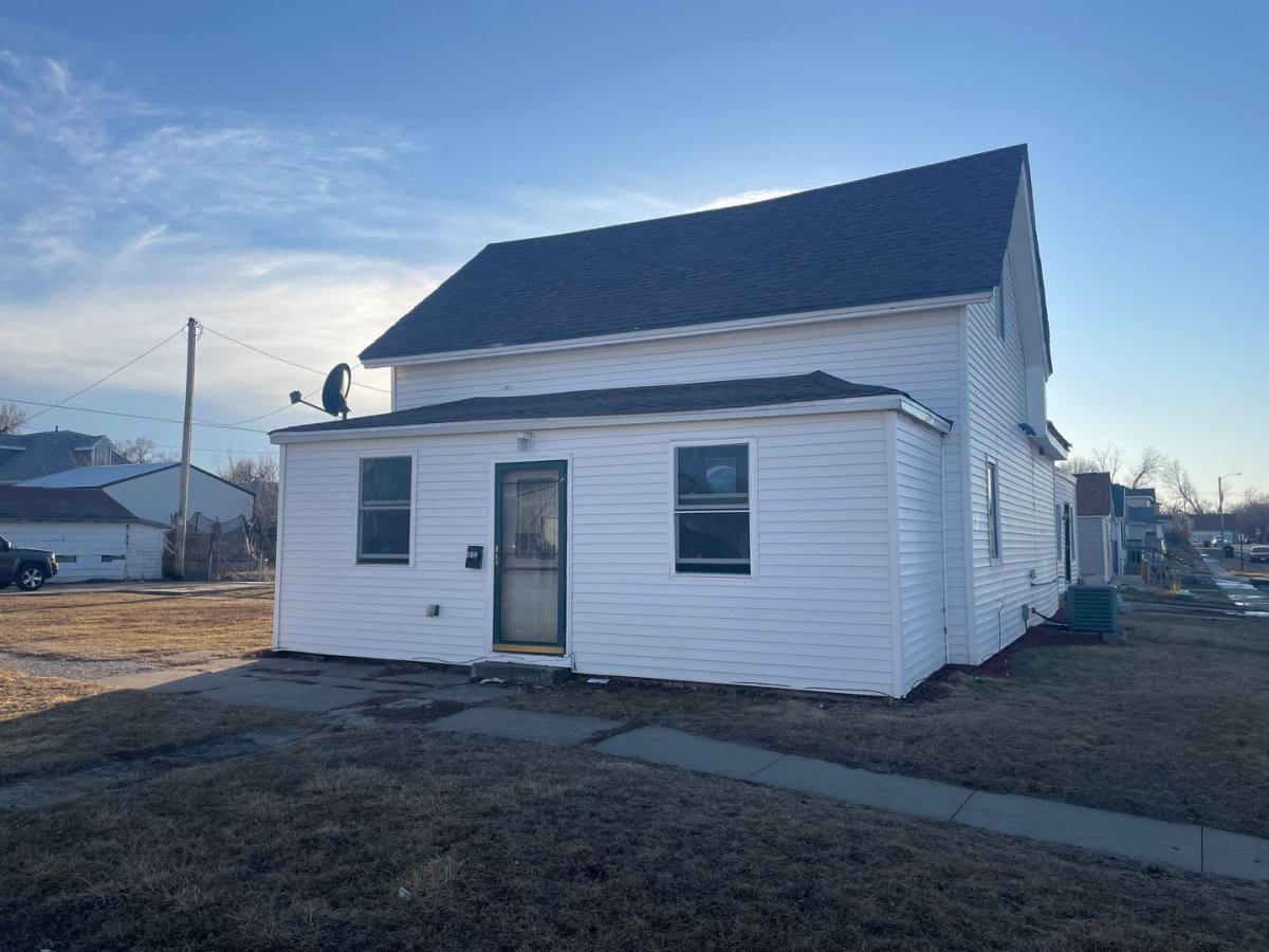 House for rent at 412 N 6th Ave, Marshalltown, IA 50158