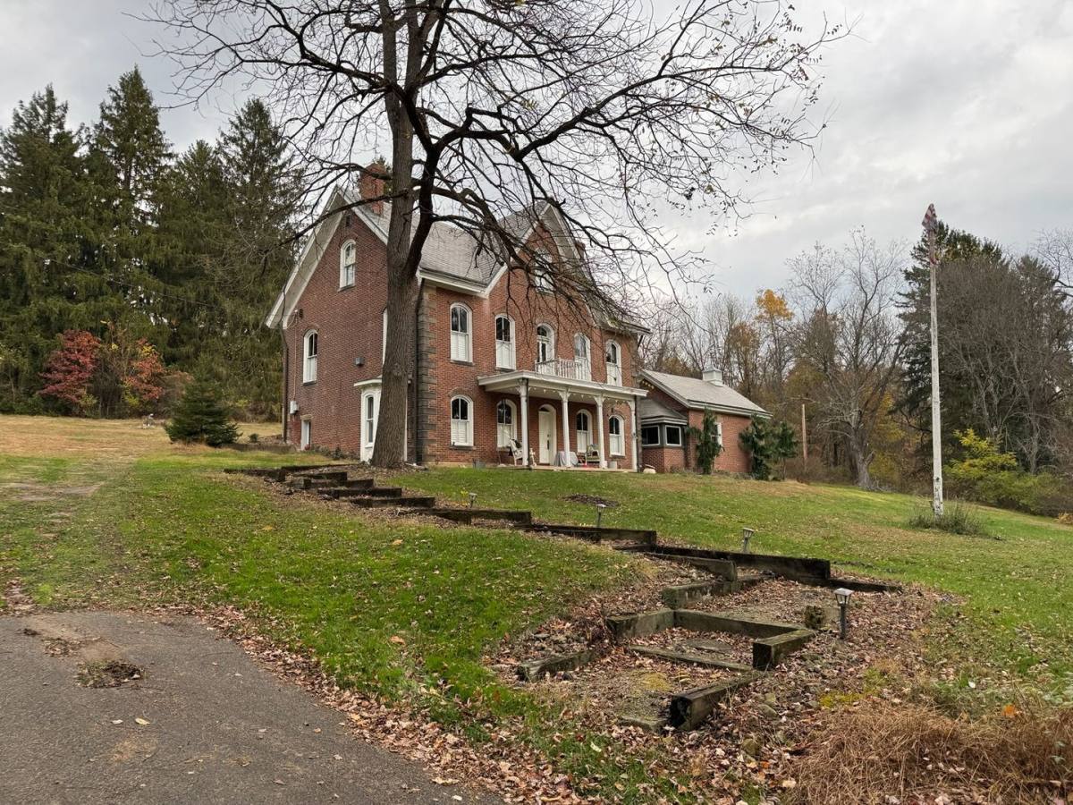 House for rent at 207 Seneca School Rd, Evans City, PA 16033