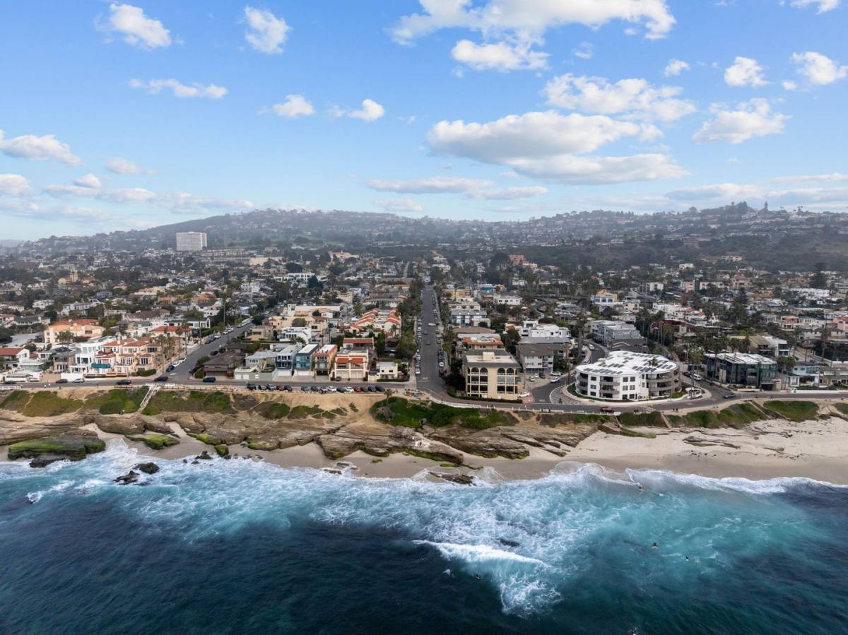 Apartment for rent at 344 Bonair St, La Jolla, CA 92037