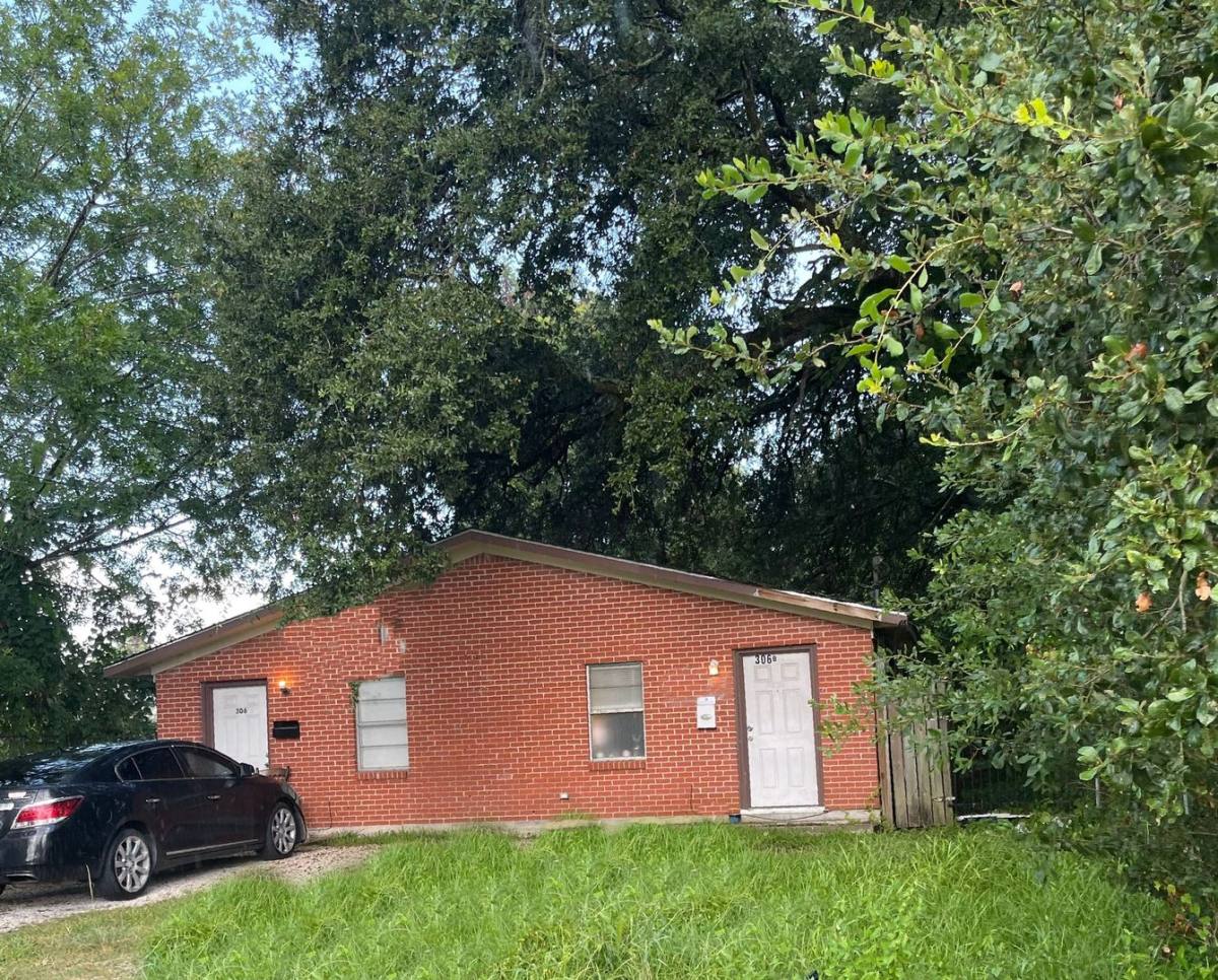 Apartment for rent at 306 Lake Rd, La Marque, TX 77568