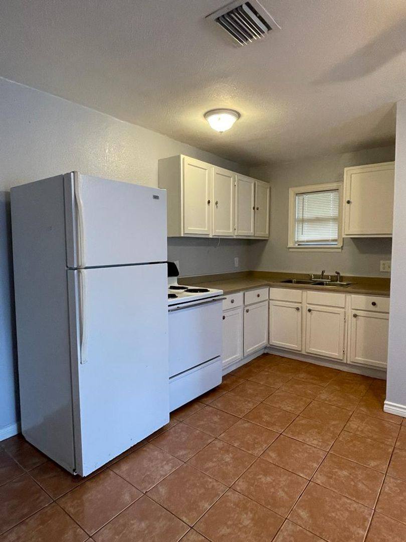 Apartment for rent at 306 Lake Rd, La Marque, TX 77568