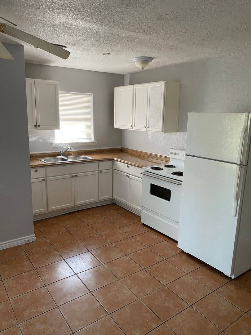 Apartment for rent at 306 Lake Rd, La Marque, TX 77568