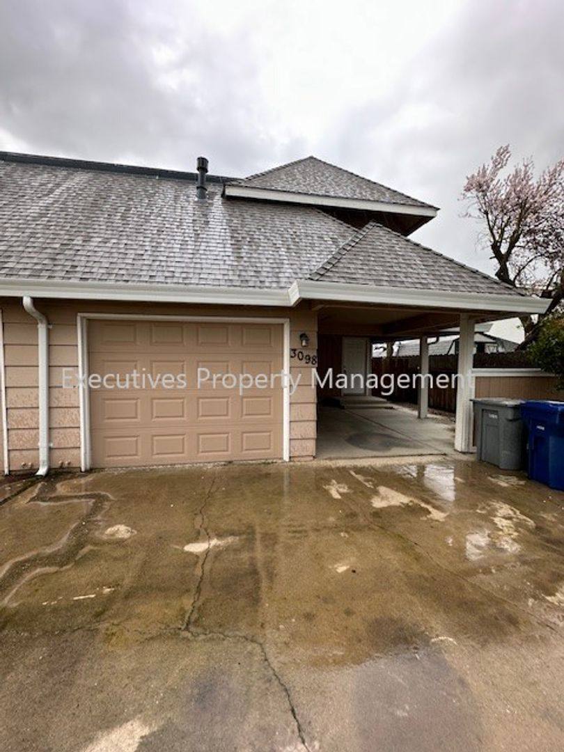Townhouse for rent at 3098 Aspen St, Merced, CA 95340