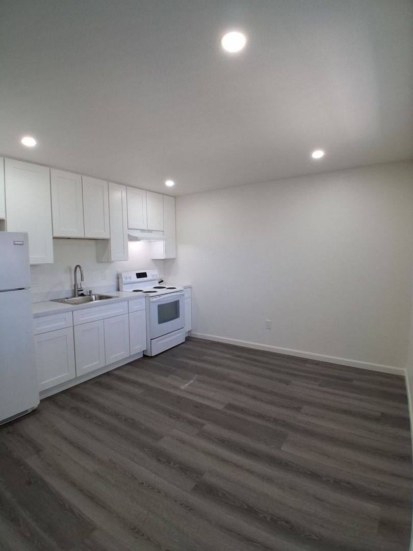 Apartment for rent at 441 S Dearing Ave, Fresno, CA 93702