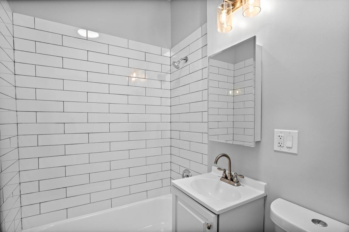 Apartment for rent at 7600 N Sheridan Rd, Chicago, IL 60626