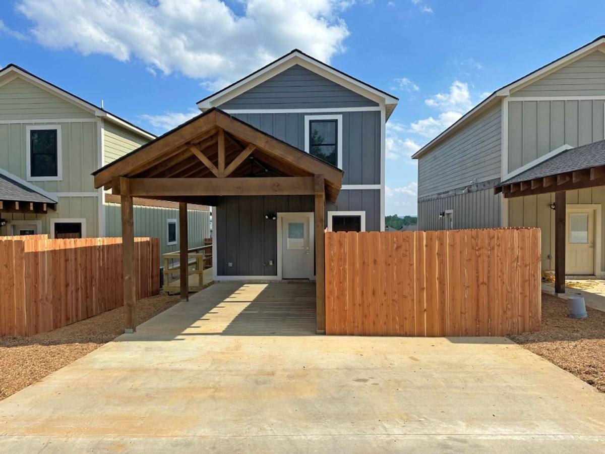Townhouse for rent at 1 Estes Way, Batesville, AR 72501