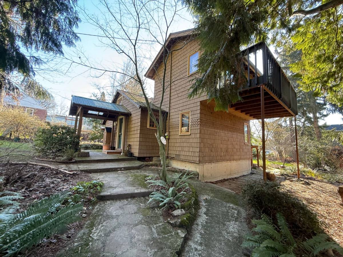 House for rent at 7310 SW Pine St, Portland, OR 97223