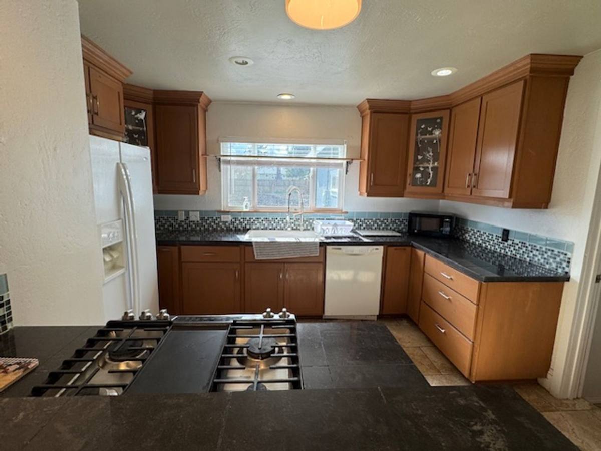 House for rent at 685 Beall Lane, Medford, OR 97501