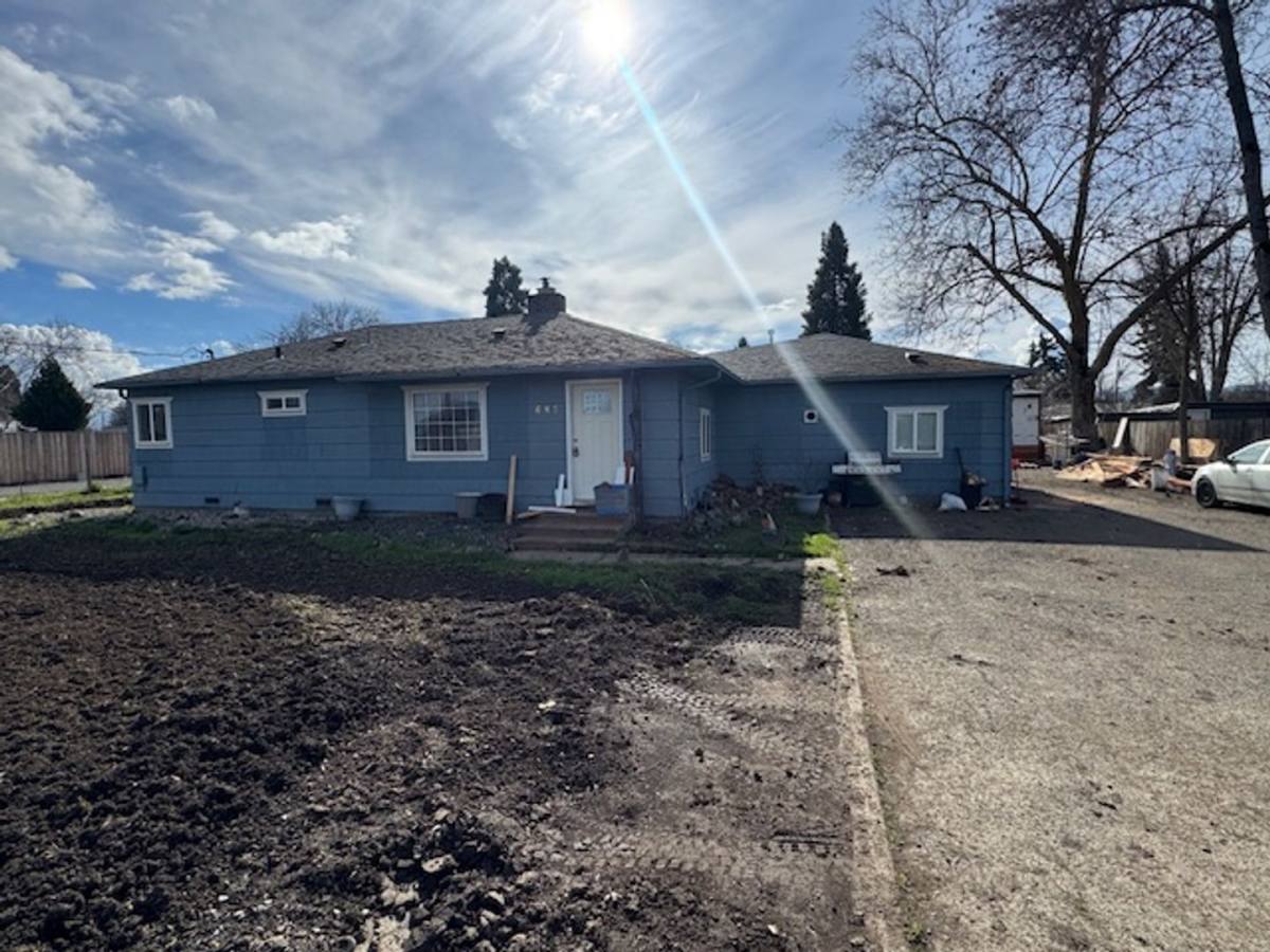 House for rent at 685 Beall Lane, Medford, OR 97501