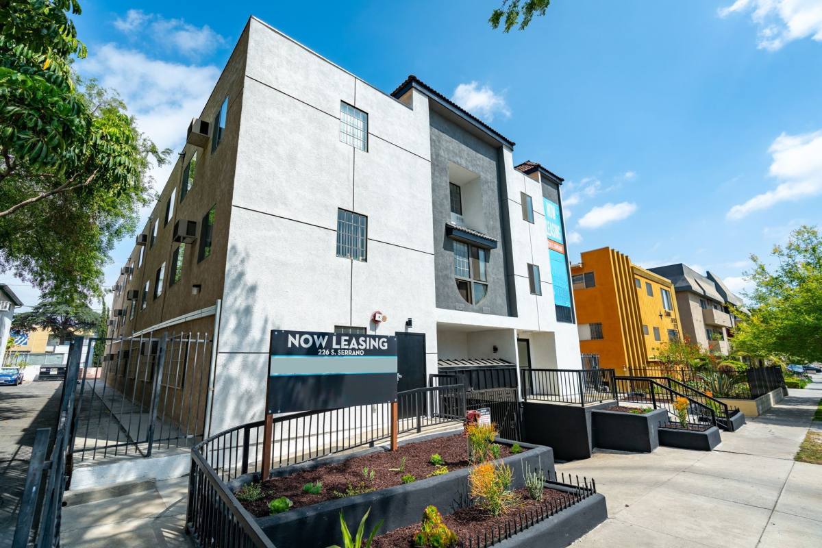 Apartment for rent at 226 S Serrano, Los Angeles, CA 90004