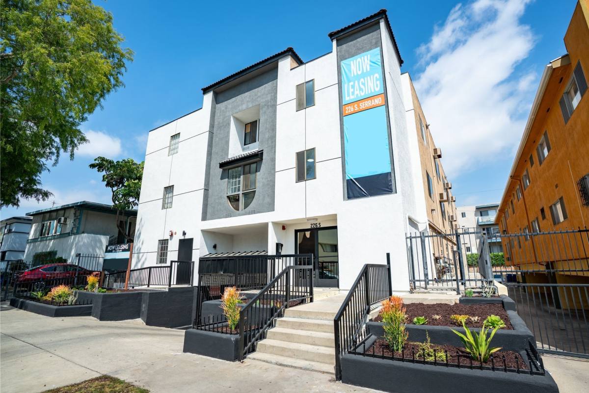 Apartment for rent at 226 S Serrano, Los Angeles, CA 90004
