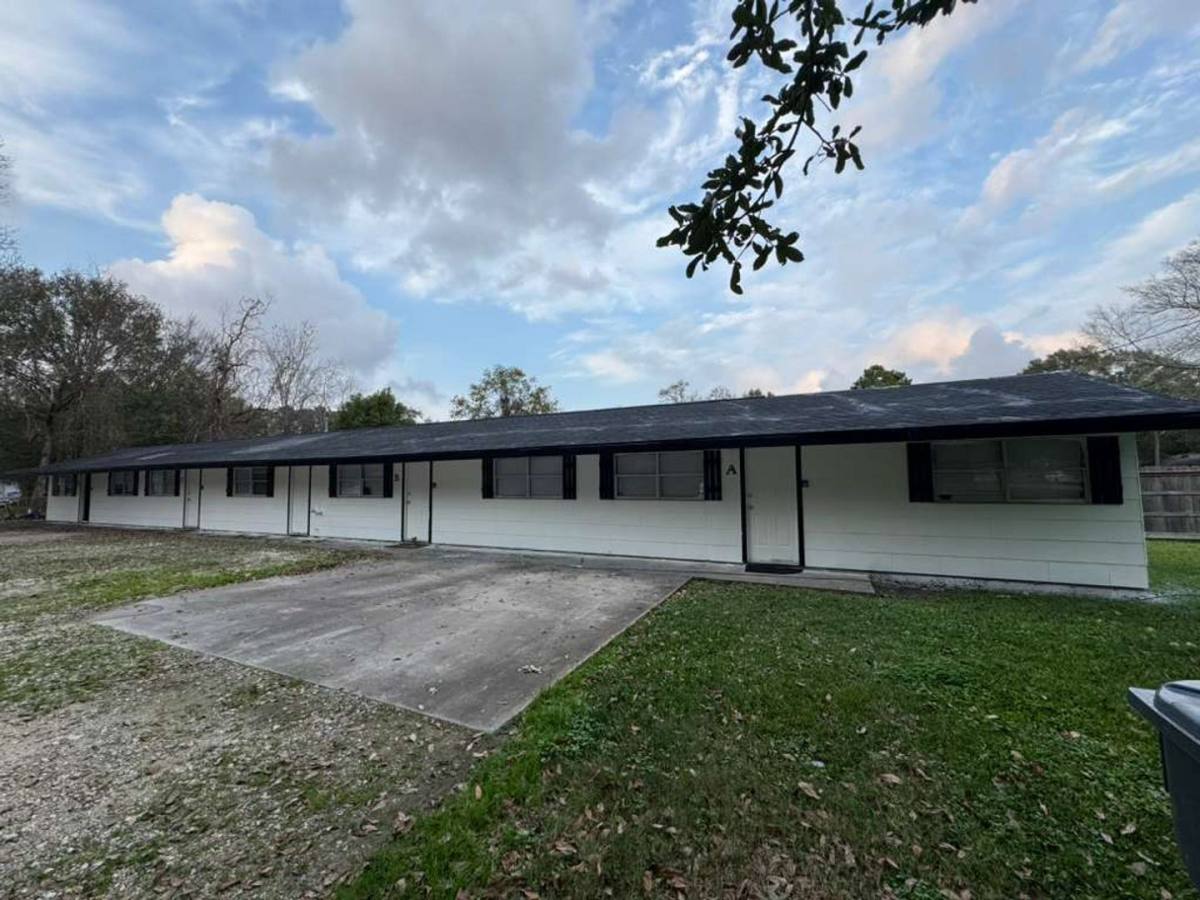 Apartment for rent at 116 6th Ave, Nederland, TX 77627