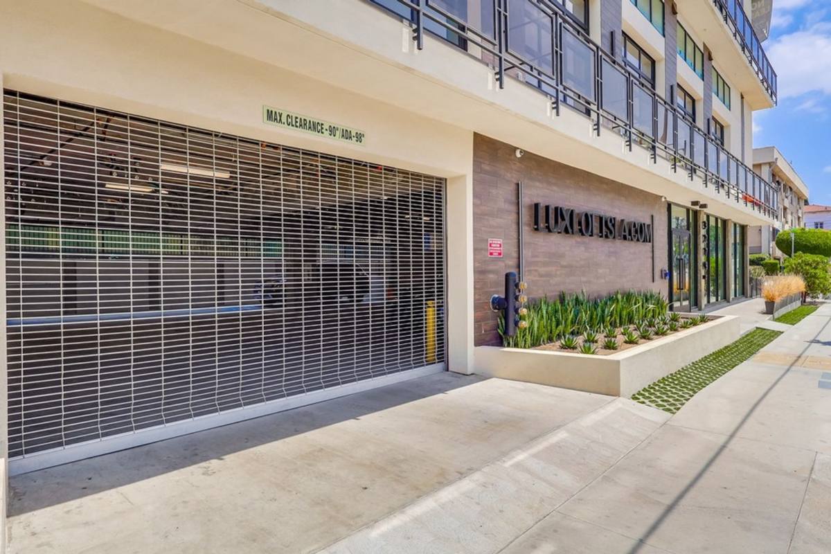 Apartment for rent at 3279 W San Marino St, Los Angeles, CA 90006