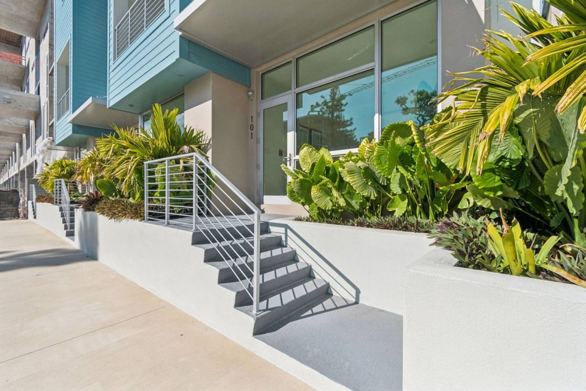 Apartment for rent at 1343 4th St, Sarasota, FL 34236