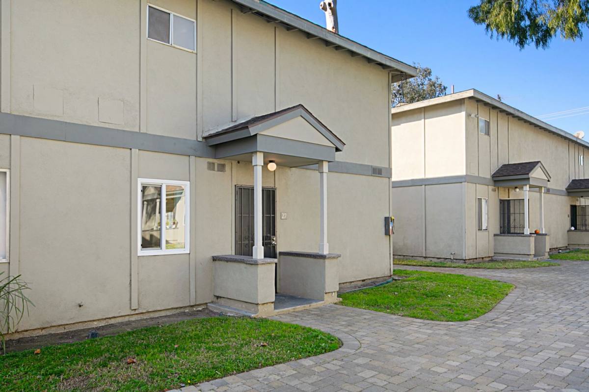 Townhouse for rent at 6949 Houston St, Buena Park, CA 90620