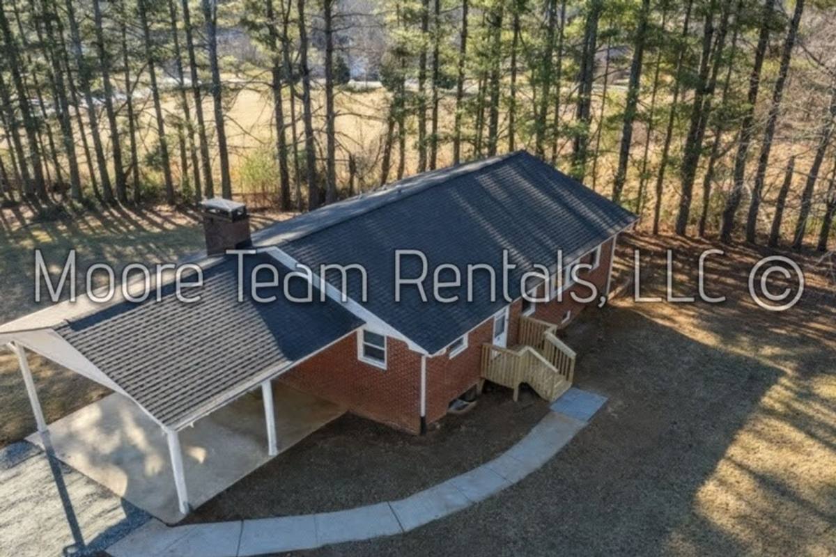 House for rent at 26 Presbyterian Church Rd, Mills River, NC 28759