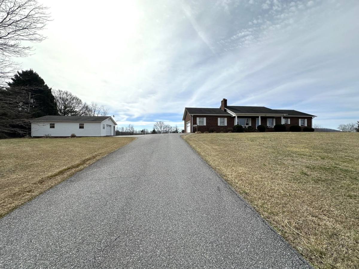 House for rent at 583 Damascus Church Rd, Statesville, NC 28625