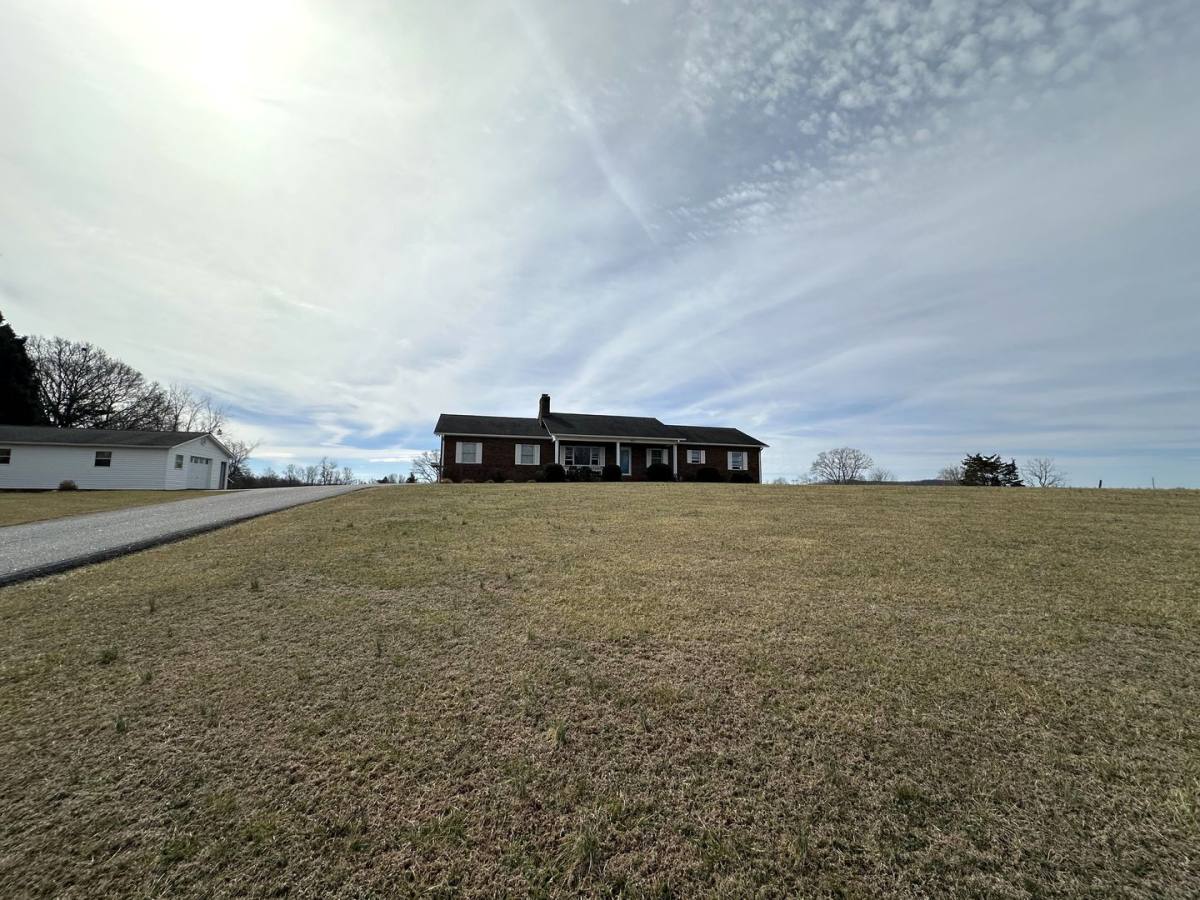 House for rent at 583 Damascus Church Rd, Statesville, NC 28625