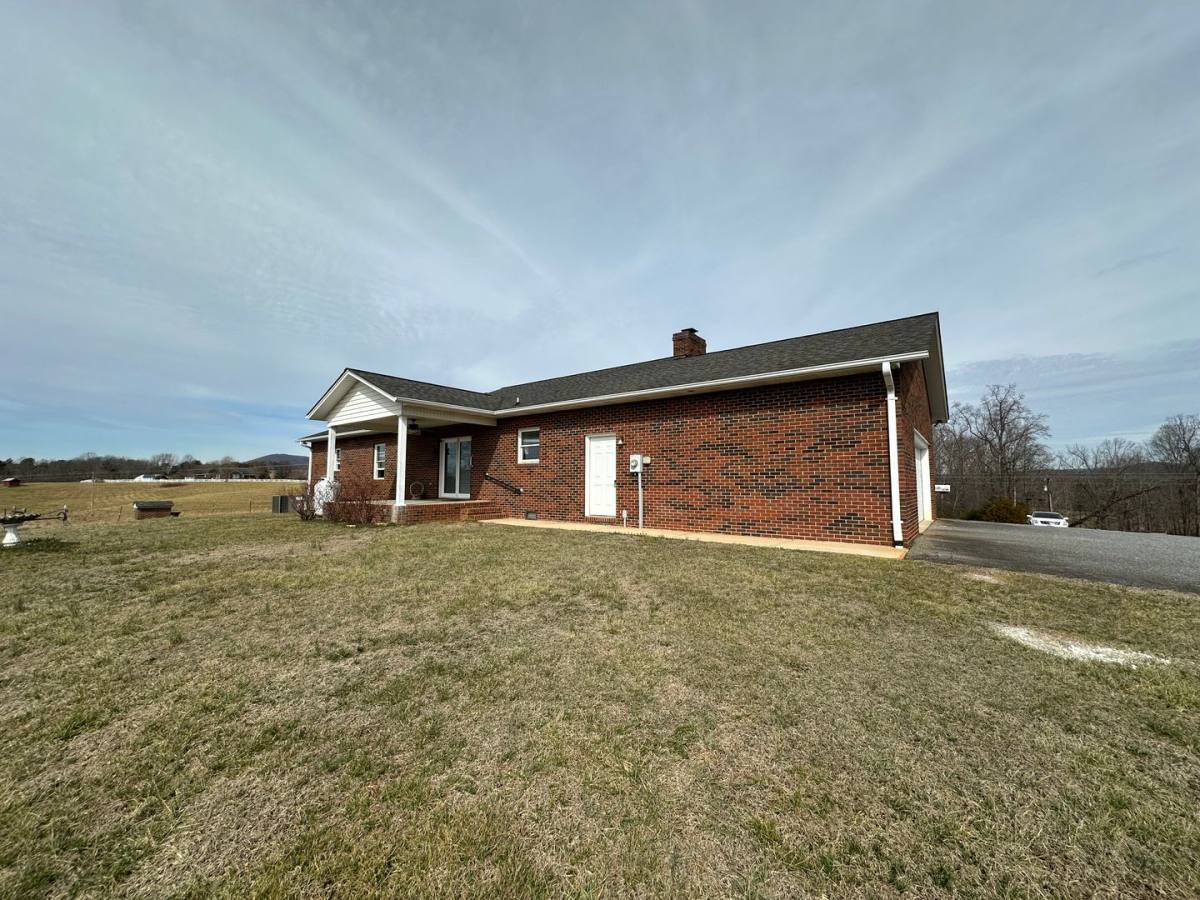 House for rent at 583 Damascus Church Rd, Statesville, NC 28625