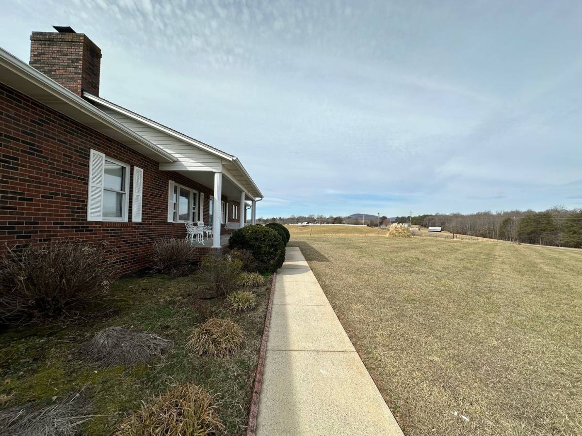 House for rent at 583 Damascus Church Rd, Statesville, NC 28625