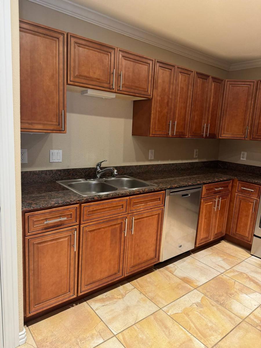 Townhouse for rent at 550 E Bethany Dr, Allen, TX 75002