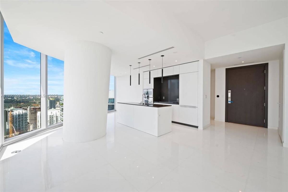 Apartment for rent at 300 Biscayne Blvd Way, Miami, FL 33131