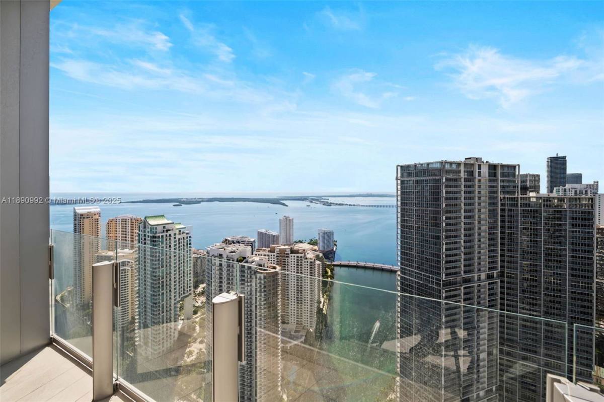 Apartment for rent at 300 Biscayne Blvd Way, Miami, FL 33131