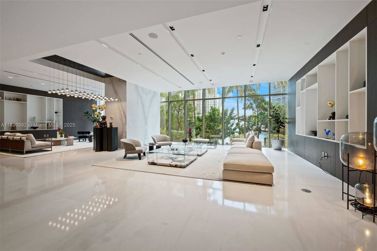 Apartment for rent at 300 Biscayne Blvd Way, Miami, FL 33131