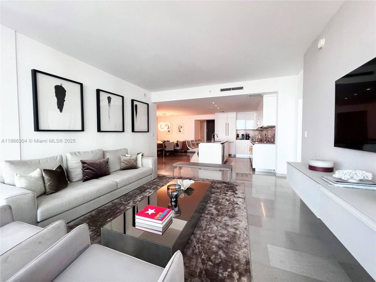 Apartment for rent at 68 SE 6th St #1003, Miami, FL 33131