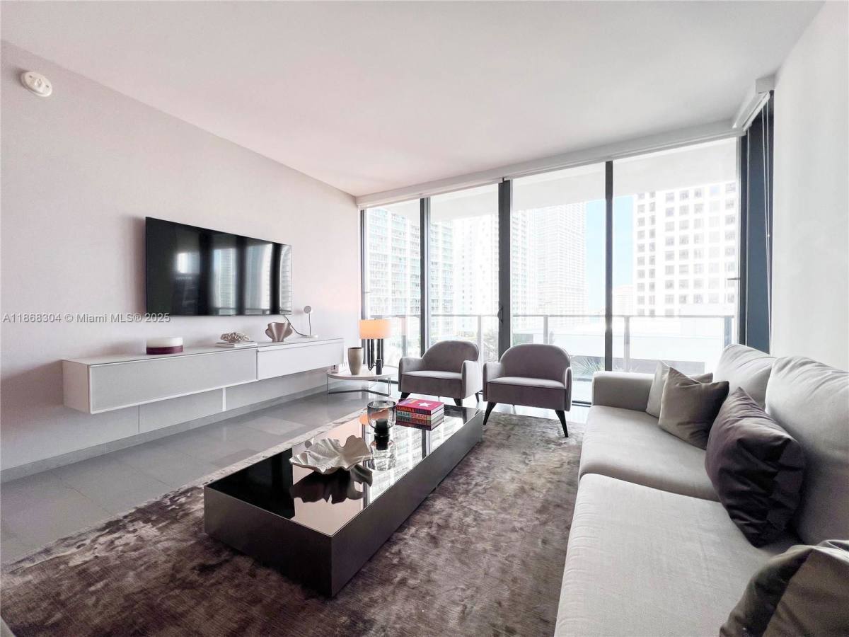 Apartment for rent at 68 SE 6th St #1003, Miami, FL 33131