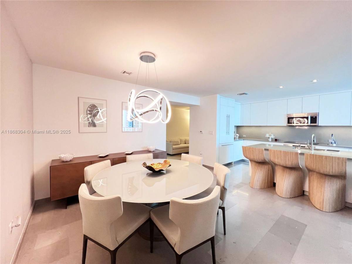 Apartment for rent at 68 SE 6th St #1003, Miami, FL 33131