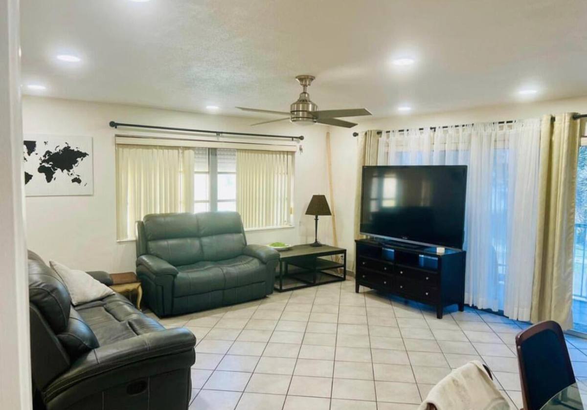 Apartment for rent at 371 SW 8th St #2-H-W, Boca Raton, FL 33432