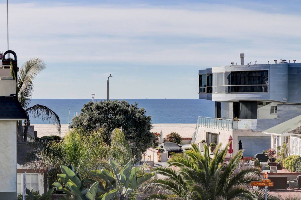 Apartment for rent at 350 Hermosa Ave, Hermosa Beach, CA 90254
