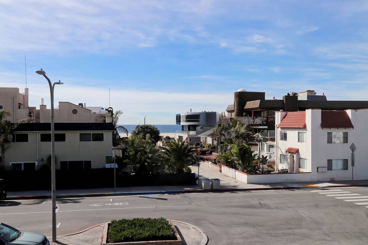 Apartment for rent at 350 Hermosa Ave, Hermosa Beach, CA 90254