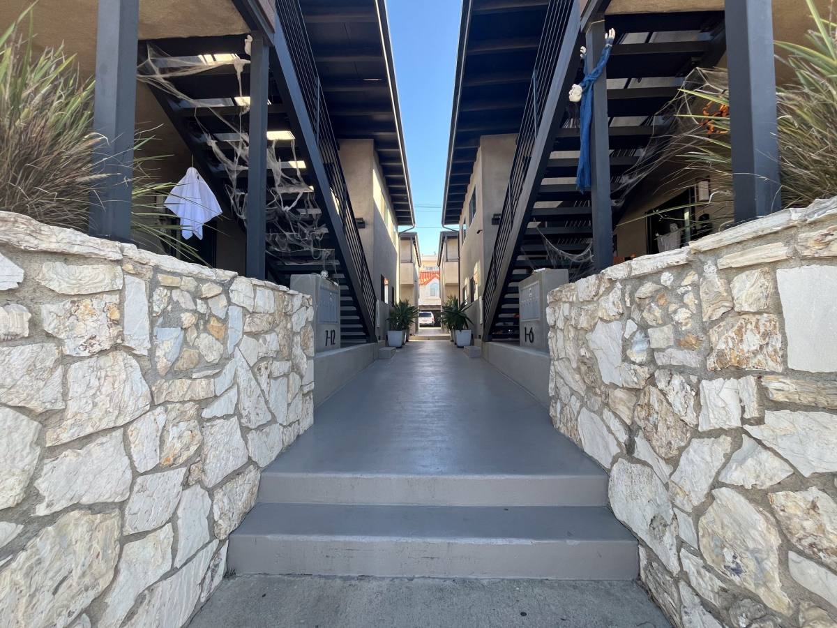Apartment for rent at 350 Hermosa Ave, Hermosa Beach, CA 90254